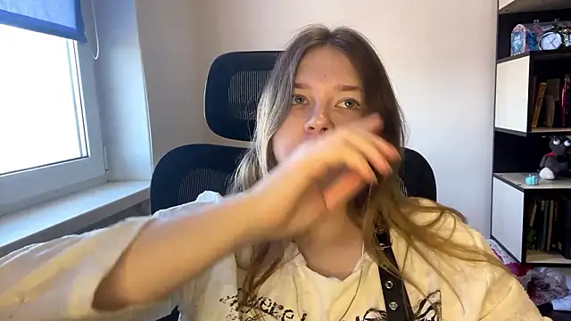 TomikoPfau online show from March 2026 08:15:01 AM