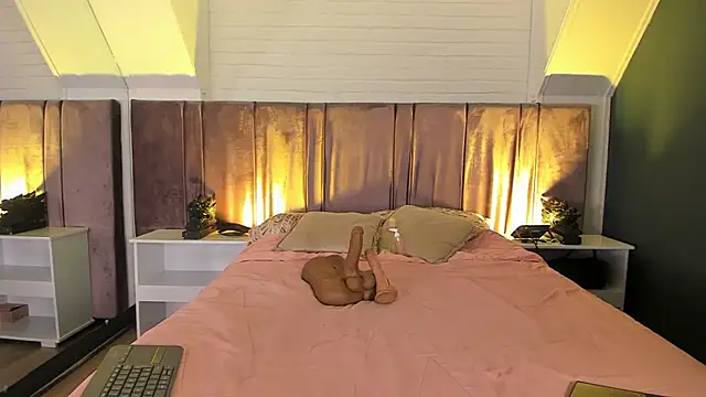 Fiorelaa  online show from April 2026 11:39:02 AM