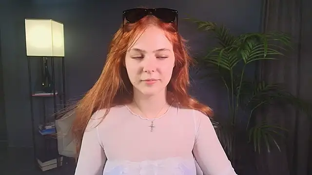 Snapshot of Elle_Funning chatting on June 2026 03:27:01 PM Elle Funning online show from June 2026 03:27:01 PM