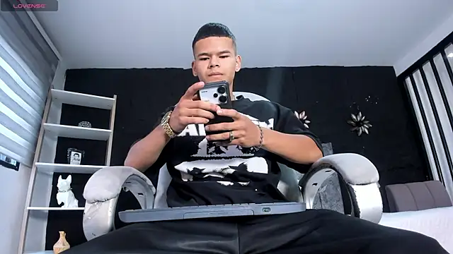 DylanRoyce  online show from April 2026 12:38:01 PM