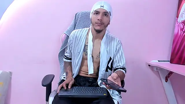 DanteLuxx online show from April 2026 06:18:01 AM