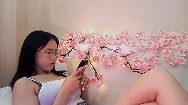 Snapshot of SolvedGlobe chatting on June 2026 06:11:01 AM SolvedGlobe online show from June 2026 06:11:01 AM