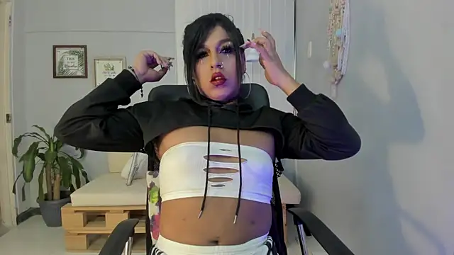 Nahomy Collins  online show from March 2026 07:30:01 PM