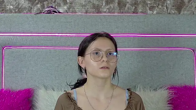 Snapshot of Naomimolie chatting on July 2026 12:00:02 PM Naomimolie online show from July 2026 12:00:02 PM
