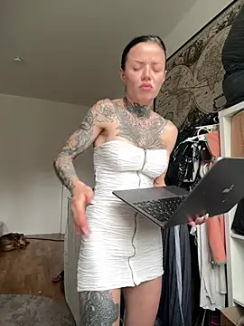 SkinnyLilly online show from June 2026 04:40:02 PM