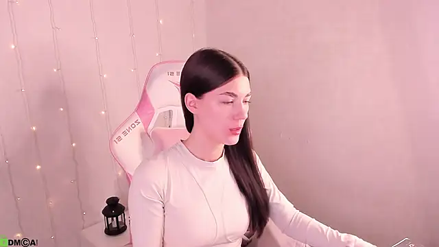 LunaRossaa online show from April 2026 12:01:01 AM