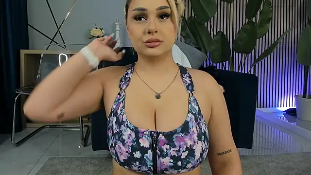 CurvyyVanessa online show from March 2026 04:45:02 AM
