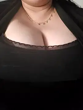 Snapshot of emiliecurvy83 chatting on March 2026 01:05:02 PM emiliecurvy83 online show from March 2026 01:05:02 PM