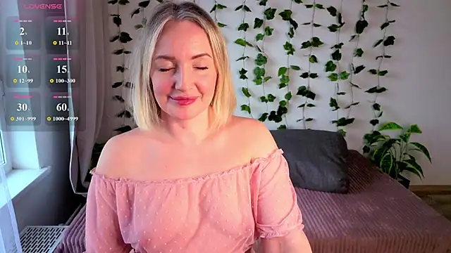 MonikFoxi online show from May 2026 04:30:01 AM