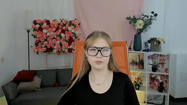 LunasFrost online show from March 2026 10:53:02 AM