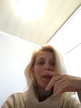 Snapshot of MiaLove183 chatting on April 2026 01:31:01 PM MiaLove183 online show from April 2026 01:31:01 PM