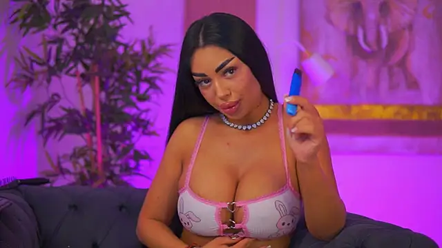 LatinaMorene online show from April 2026 06:11:02 PM