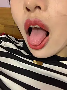 Sapphire-zz online show from April 2026 01:17:01 PM
