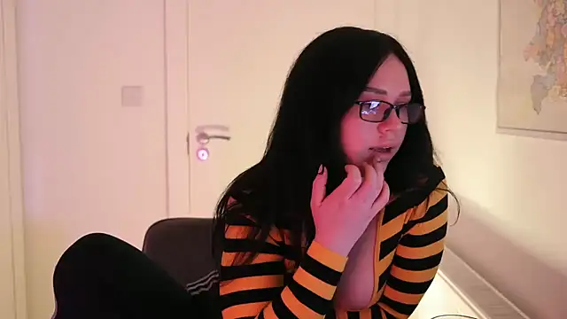 Snapshot of mira_mmira chatting on April 2026 09:01:01 PM mira mmira online show from April 2026 09:01:01 PM