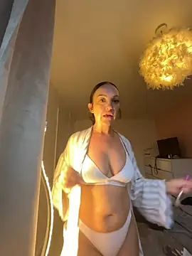 Ladyluxee online show from June 2026 06:12:01 PM