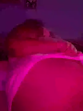 Snapshot of umawaifu chatting on April 2026 05:43:01 PM umawaifu online show from April 2026 05:43:01 PM