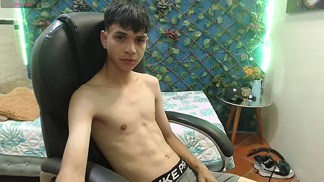 Snapshot of maxim_rod chatting on April 2026 03:50:02 AM maxim rod online show from April 2026 03:50:02 AM