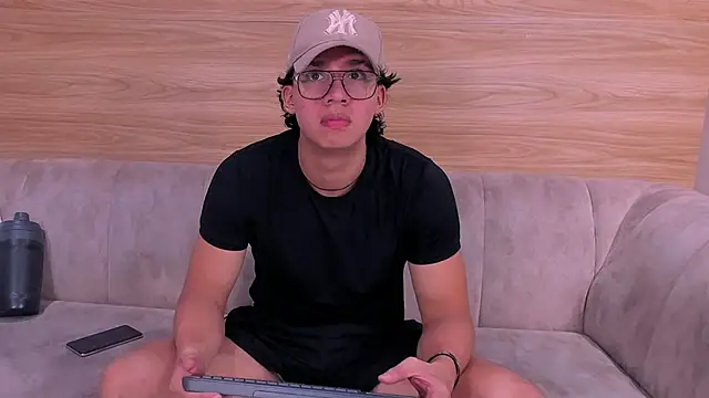 Snapshot of axxel_body chatting on April 2026 10:29:01 PM axxel body online show from April 2026 10:29:01 PM