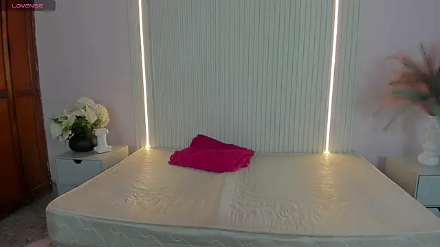 AliceHill8 online show from April 2026 04:44:02 PM