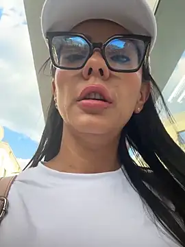 Snapshot of SofiParma chatting on June 2026 10:10:02 PM SofiParma online show from June 2026 10:10:02 PM