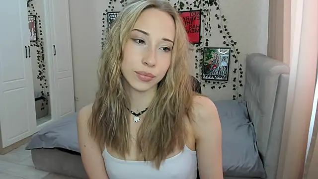 Snapshot of Emmarayder chatting on April 2026 11:33:01 AM Emmarayder online show from April 2026 11:33:01 AM