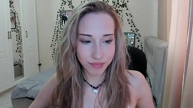 Snapshot of Emmarayder chatting on April 2026 01:41:01 PM Emmarayder online show from April 2026 01:41:01 PM