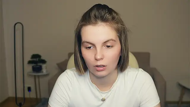 Snapshot of AnnaSchroen chatting on April 2026 09:47:01 AM AnnaSchroen online show from April 2026 09:47:01 AM