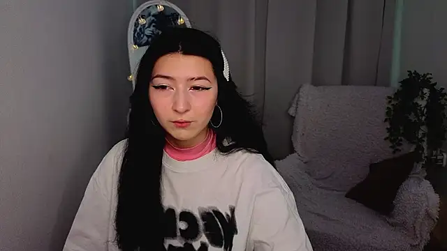 Snapshot of HanamiCei chatting on April 2026 01:28:01 PM HanamiCei online show from April 2026 01:28:01 PM