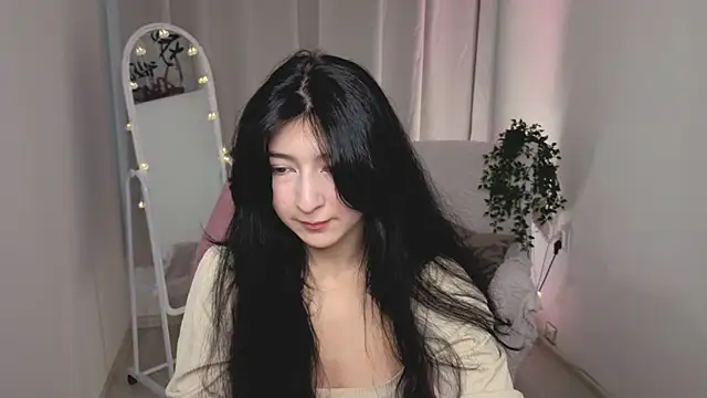 Snapshot of HanamiCei chatting on April 2026 01:12:02 PM HanamiCei online show from April 2026 01:12:02 PM