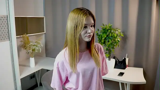 Snapshot of DawnByard chatting on April 2026 08:45:01 AM DawnByard online show from April 2026 08:45:01 AM