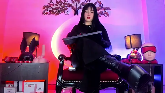 Madamedaphne  online show from July 2026 02:43:02 PM