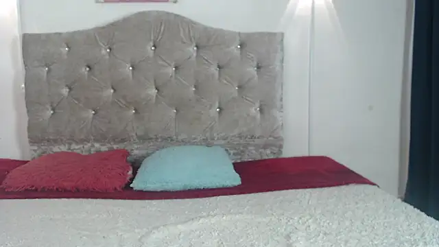 lunakisscs online show from April 2026 09:15:02 PM