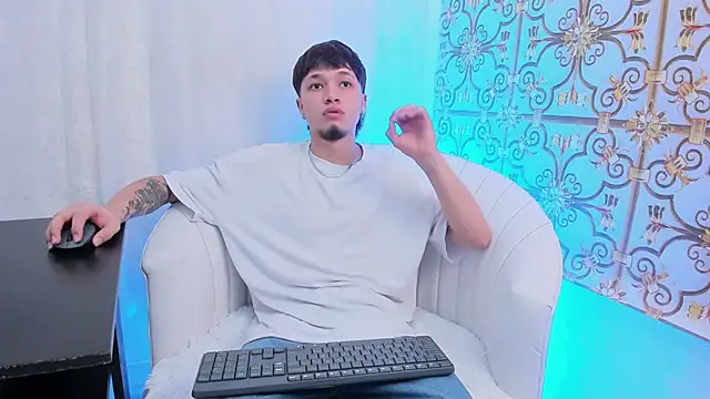 Snapshot of NewDannii chatting on April 2026 12:38:01 PM NewDannii online show from April 2026 12:38:01 PM