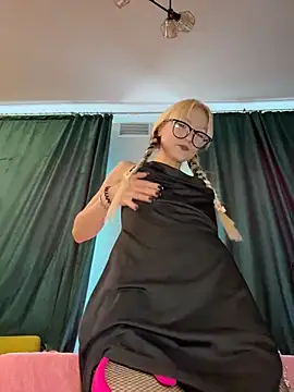 Snapshot of DriveThruKittens chatting on April 2026 08:42:01 AM DriveThruKittens online show from April 2026 08:42:01 AM