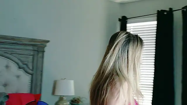 Farrah Fantasy online show from April 2026 03:42:02 PM