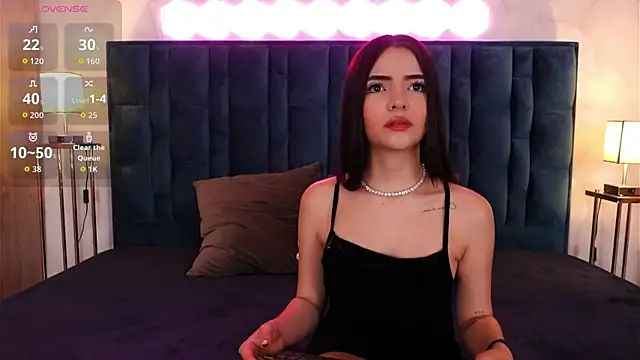 Snapshot of NicoleeNash chatting on April 2026 06:18:02 AM NicoleeNash online show from April 2026 06:18:02 AM