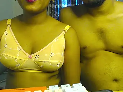 Snapshot of VelvetCoupleLive chatting on June 2026 09:25:01 AM VelvetCoupleLive online show from June 2026 09:25:01 AM