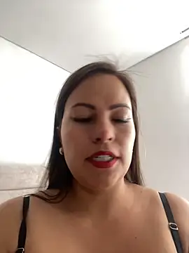 Snapshot of MIA_ROSSEEE chatting on June 2026 07:35:01 PM MIA ROSSEEE online show from June 2026 07:35:01 PM