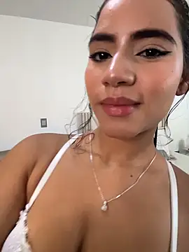 ZaraReyes online show from May 2026 12:10:01 PM