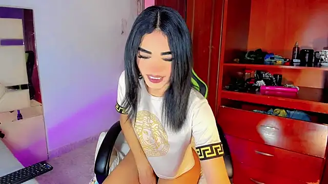 Naomisaenz01 online show from June 2026 05:50:01 PM