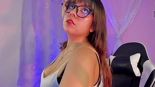 Snapshot of honey_m00n chatting on April 2026 06:45:02 PM honey m00n online show from April 2026 06:45:02 PM