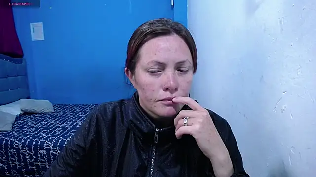 carolinhe26 online show from May 2026 09:11:02 PM