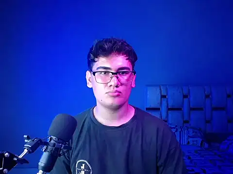 Snapshot of Andruetxx chatting on April 2026 12:49:02 AM Andruetxx online show from April 2026 12:49:02 AM