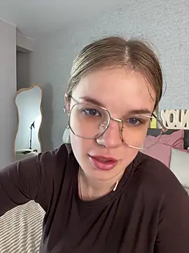 Snapshot of KimEvanss chatting on May 2026 05:15:01 AM KimEvanss online show from May 2026 05:15:01 AM