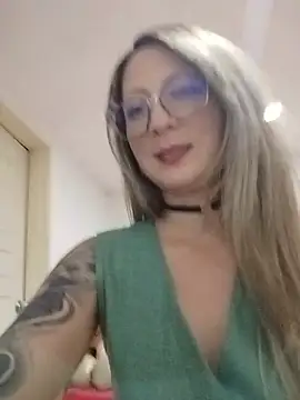 Snapshot of VALELUXX chatting on May 2026 03:15:01 AM VALELUXX online show from May 2026 03:15:01 AM