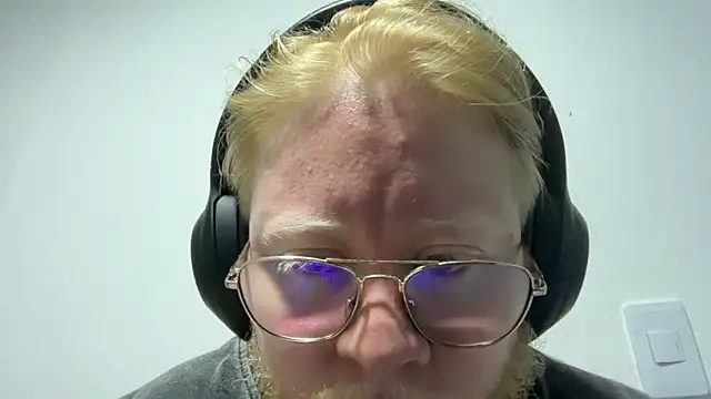 Snapshot of lucas_mike chatting on April 2026 05:13:01 AM lucas mike online show from April 2026 05:13:01 AM