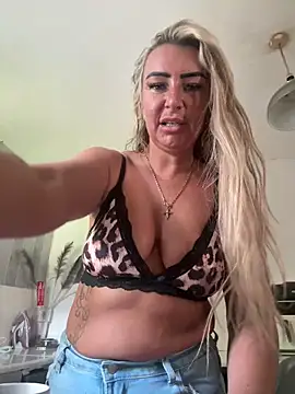 Snapshot of Naughtyhousewife_x chatting on May 2026 10:21:01 AM Naughtyhousewife x online show from May 2026 10:21:01 AM