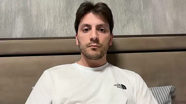 italianass94 online show from April 2026 09:39:33 PM