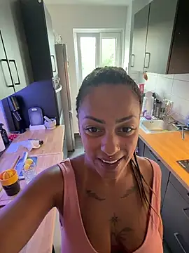 Snapshot of SweetPetiteNoir chatting on June 2026 04:57:01 AM SweetPetiteNoir online show from June 2026 04:57:01 AM