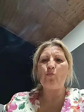 Divineblond online show from April 2026 06:22:01 PM